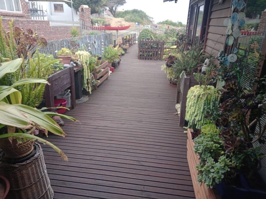 6 Bedroom Property for Sale in Paradise Beach Eastern Cape